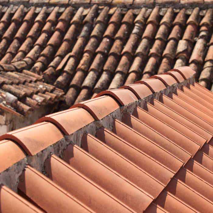 Artisan couvreur spécialisé nettoyage toitures et gouttières à Valbonne